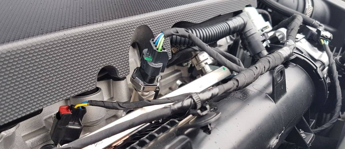 repairing car spark plugs