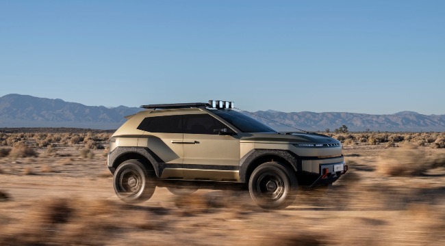Side profile of the Hyundai CRATER Concept with roof platform, limb risers and bold off-road proportions.