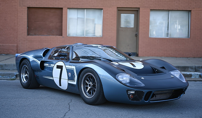 Ford GT40 in front a beige building