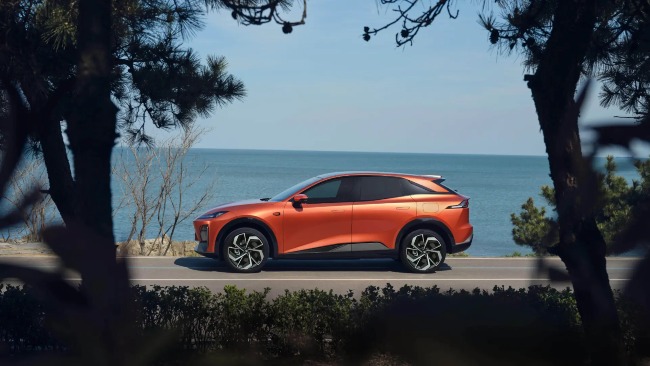 Side view of orange Changan Deepal S07