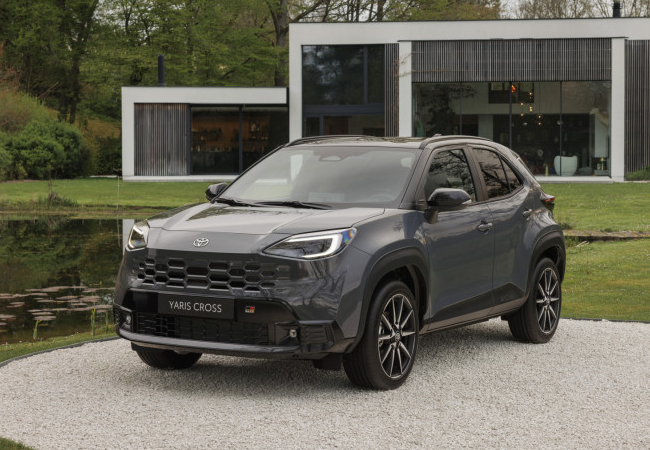 2026_Yaris Cross_Storm grey