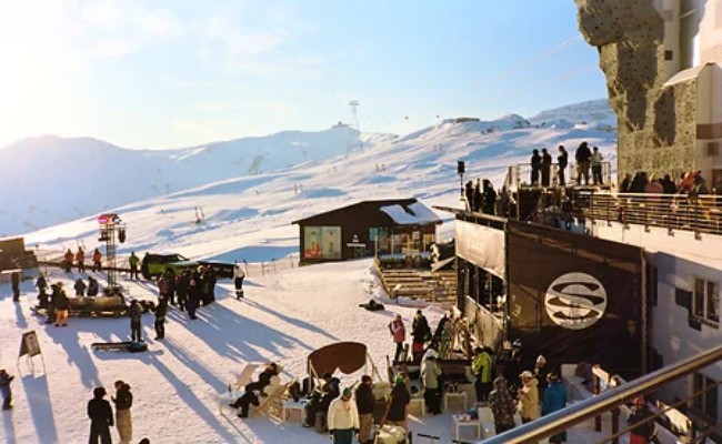 The Snow Sports League in action, showing off where Jeep were set up